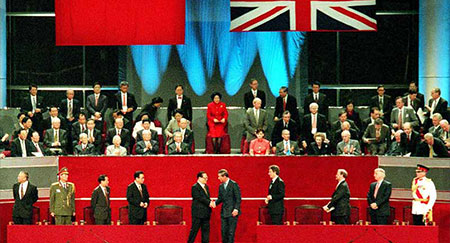 Jiang Zemin schüttelt Prinz Charles bei der Übergabezeremonie von Hongkong die Hand.