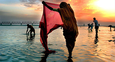 Gli indù si lavano al sorgere del sole dopo le preghiere al Dio Shiva nel fiume Saruj, nella città indiana settentrionale di Ayodhya.