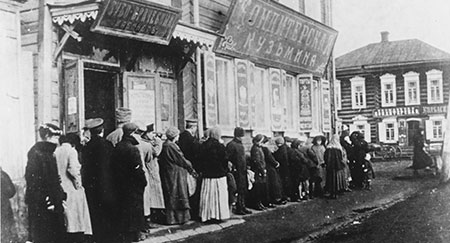 La carenza di cibo colpisce tutta la Russia, a causa della guerra e della rivoluzione, intorno al 1917.