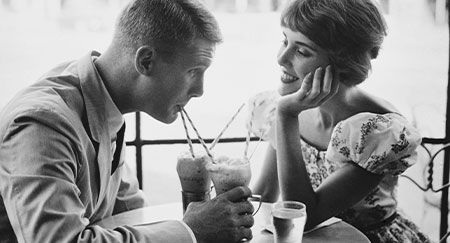 Un couple buvant une boisson gazeuse dans les années 1950.