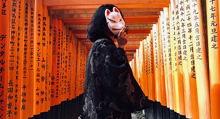 Persona con máscara en Kioto (Japón)