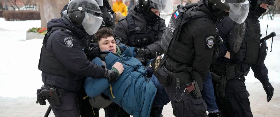 olice detain a man as he wanted to lay flowers paying their last respect to Alexei Navalny at the monument, a large boulder from the Solovetsky islands