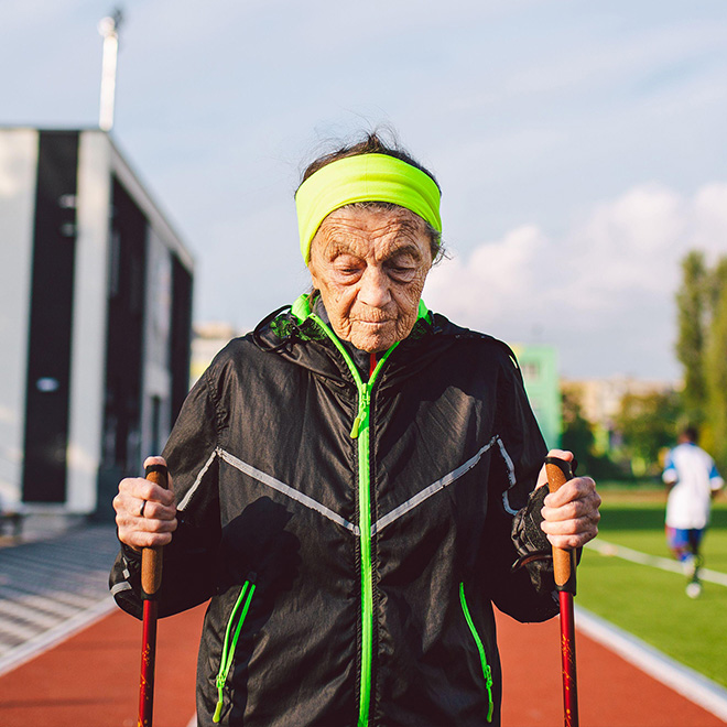 Aktive Erholung im Altersthema. Sport und Gesundheit im Ruhestand. Eine sehr alte kaukasische Frau mit tiefen Falten beim Nordic Walking.