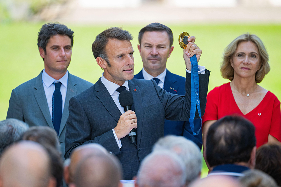 Le président français Emmanuel Macron lors d'une réunion des parties prenantes ayant contribué à l'organisation et à 