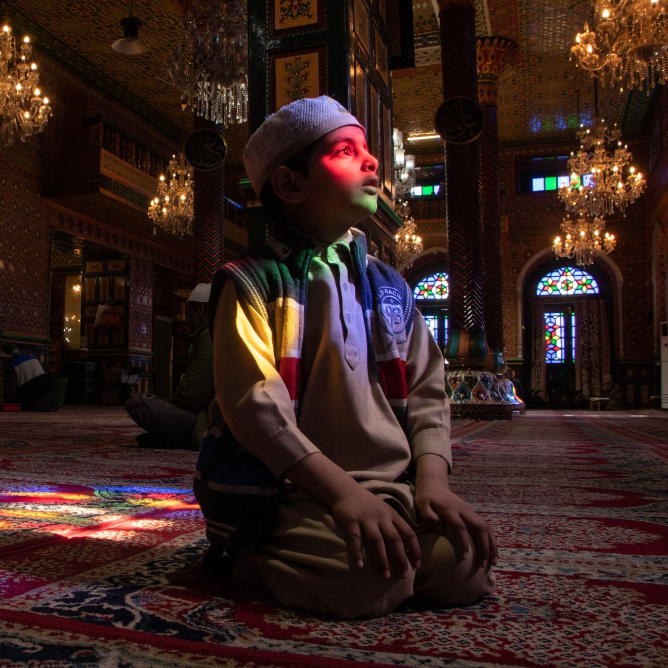 Un ragazzo musulmano del Kashmir è visto all'interno di un santuario il terzo giorno del mese islamico di Ramadan a Srinagar.