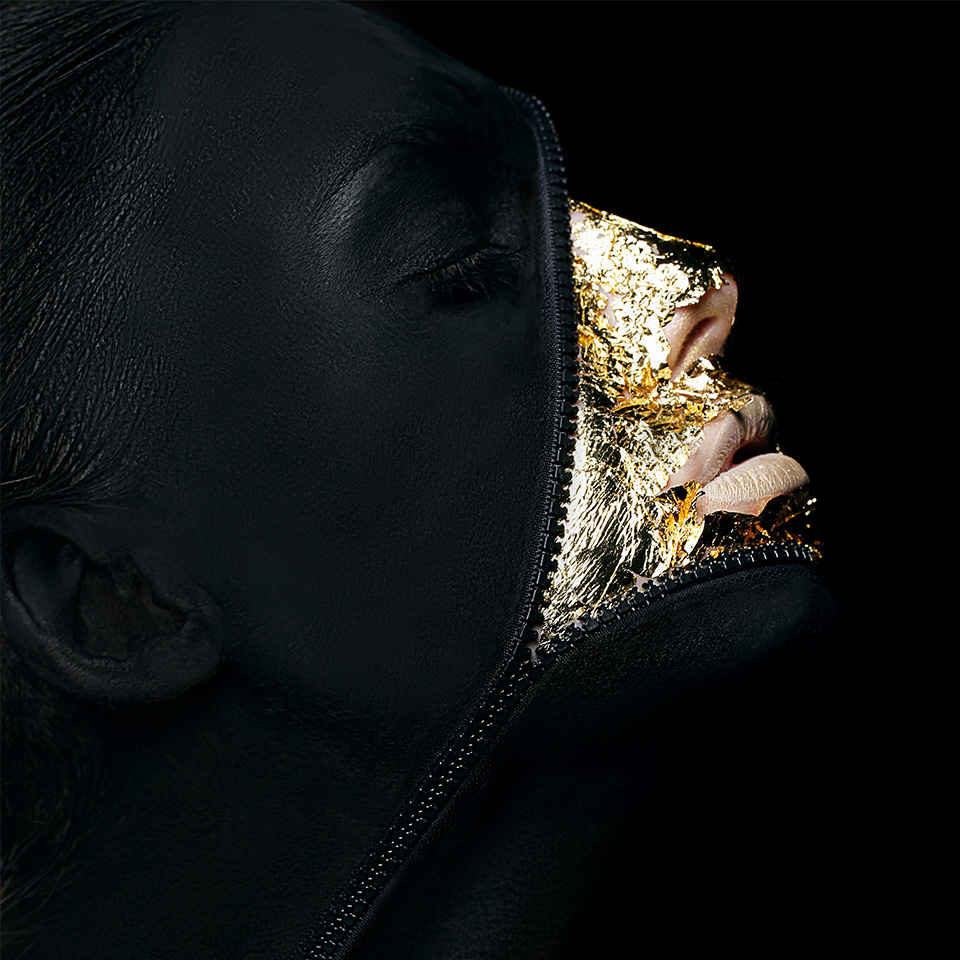 Concept creativo. Figura surreale di donna dipinta di nero con chiusura a zip su viso eccentrico.