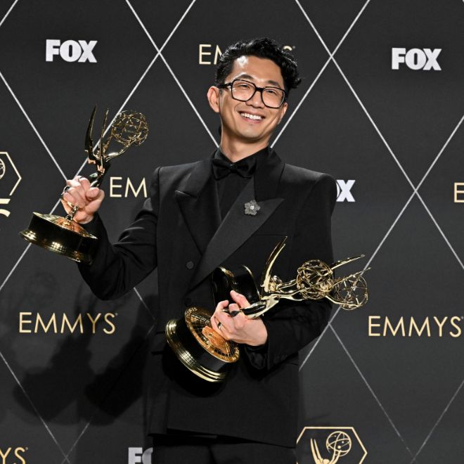 Lee Sung Jin posiert im Pressebereich mit den Emmys für herausragende Regie in einer Limited-Serie oder einem Fernsehfilm für die Episode "Figures Of Light" von "BEEF".