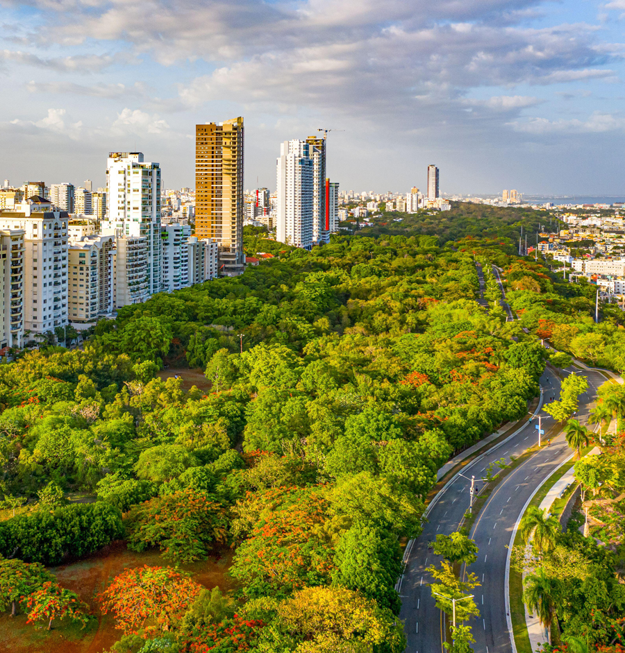 Vue aérienne du parc central pendant l'heure dorée, dans la ville de Saint-Domingue, en République dominicaine