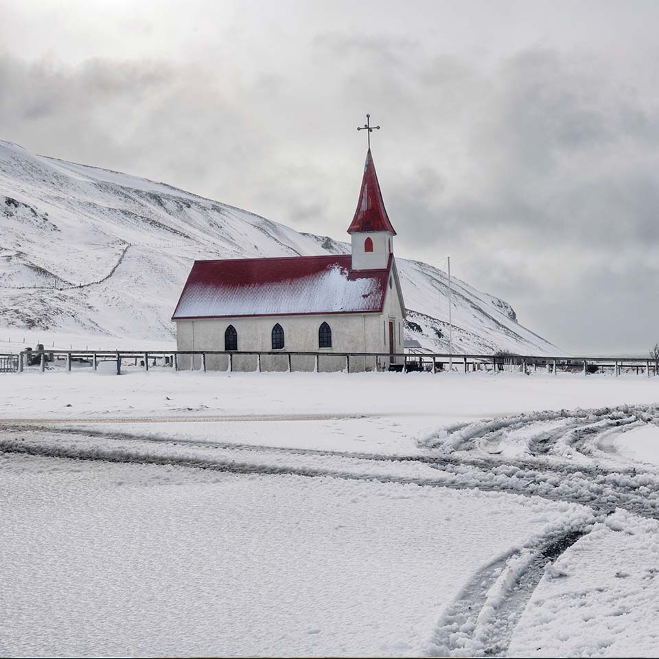 2CD61BH – Kirche im winterlichen Schnee, Island –