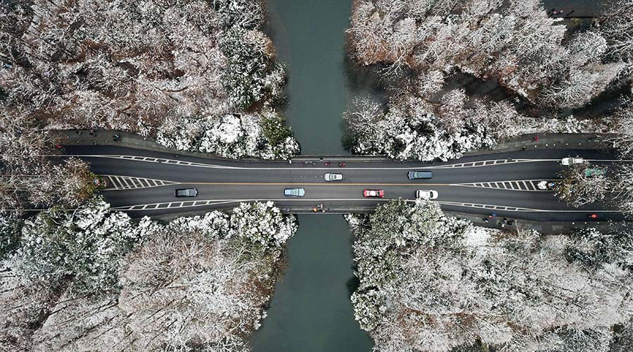 Une photo aérienne prise le 31 décembre 2018 montre des voitures circulant sur un pont du site pittoresque du lac de l'Ouest à Hangzhou, la capitale de la province du Zhejiang, dans l'est de la Chine.