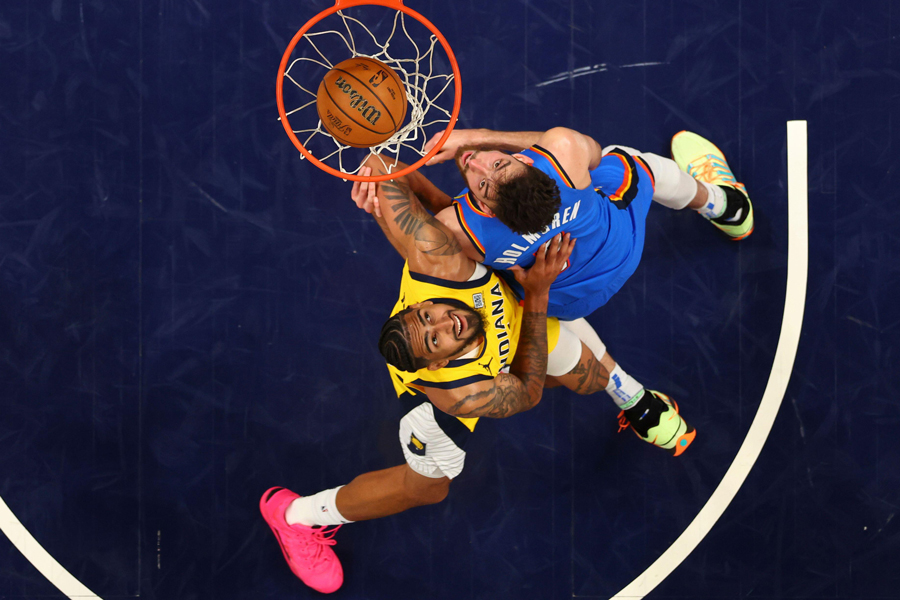L'attaquant des Indiana Pacers Obi Toppin, à gauche, se bat contre l'attaquant du Thunder d'Oklahoma City Chet Holmgren pour le rebond lors de la première mi-temps du match 4 de la série de basket-ball des finales NBA, le 14 juin 2025, à Indianapolis