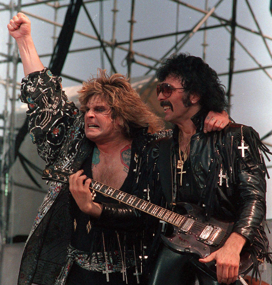 Ozzy Osbourne, à gauche, et Tony Iommi de Black Sabbath se produisent lors du concert Live Aid à Philadelphie, en Pennsylvanie, le 13 juillet 1985