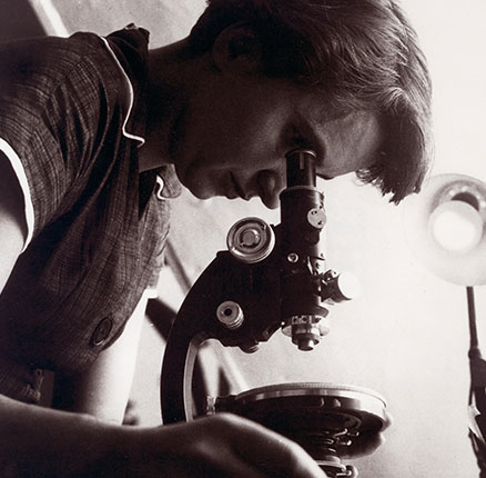 Rosalind Elsie Franklin (1920-1958) was a British chemist and crystallographer who is best known for her role in the discovery of the structure of DNA. 1955