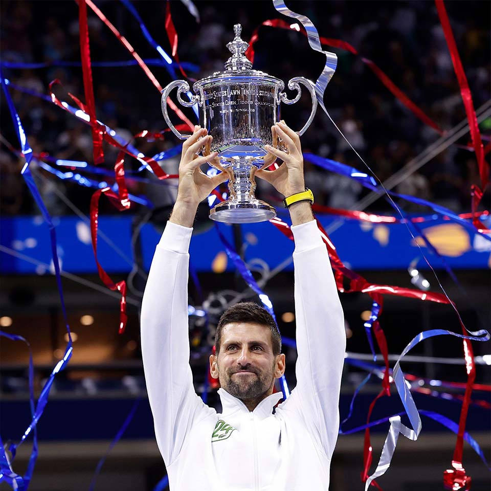Flushing Meadow, États-Unis. 10 septembre 2023. Novak Djokovic de Serbie tient le trophée de champion après avoir battu Daniil Medvedev de Russie pour remporter la Finale Hommes au stade Arthur Ashe lors des Championnats de Tennis de l'US Open 2023.