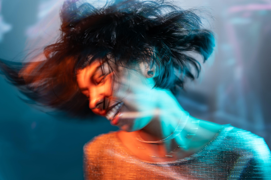 Una donna latina futuristica si gode una danza vibrante nel metaverso