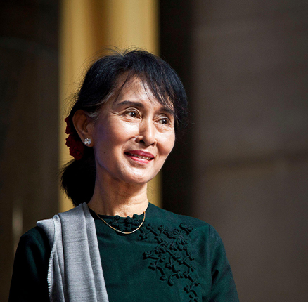 Aung San Suu Kyi, chairperson and general secretary of Myanmar's opposition National League for Democracy (NLD) party, pauses on stage before speaking, at Columbia University in New York September 22, 2012. REUTERS/Andrew Burton