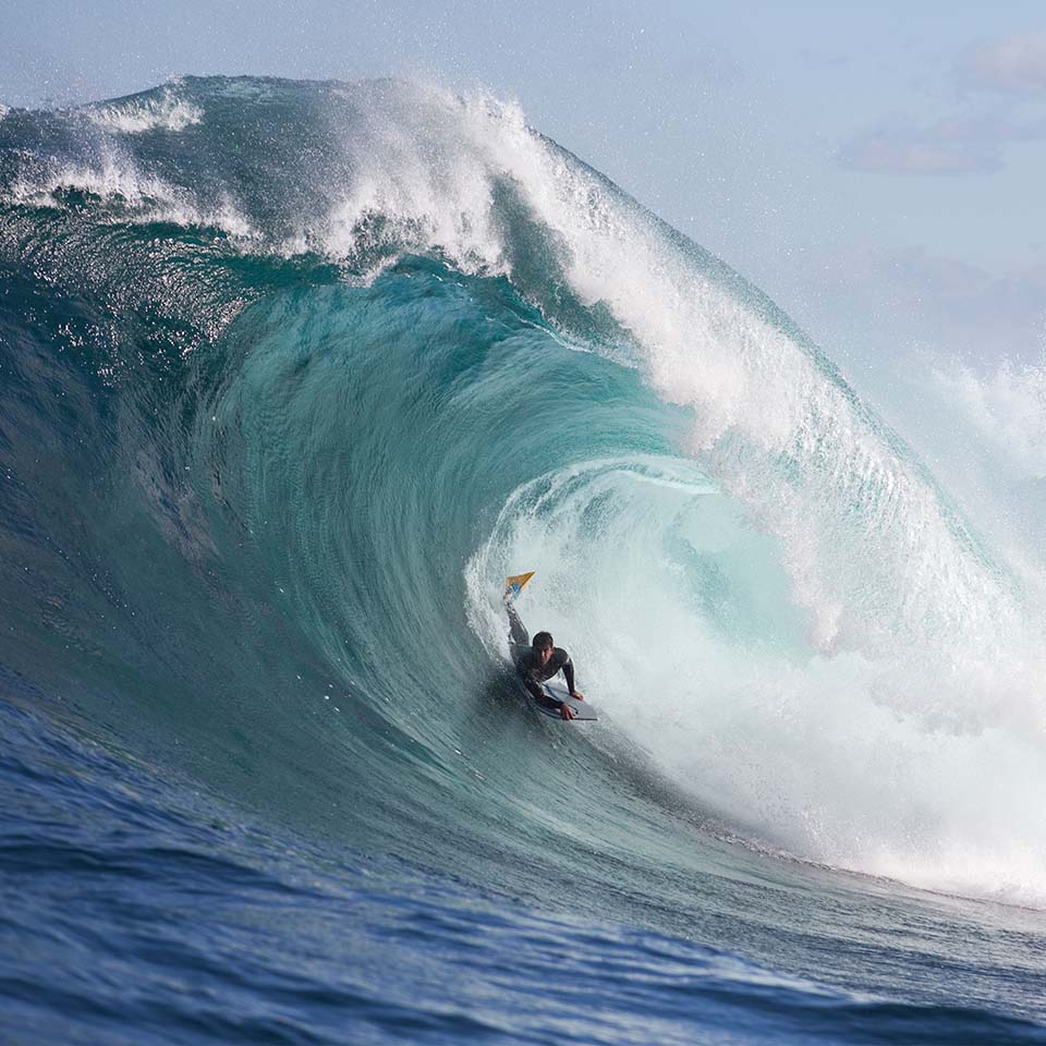 BXD570 - Un surfeur allongé sur sa planche dans une vague dangereuse à Shipstern Bluff en Tasmanie