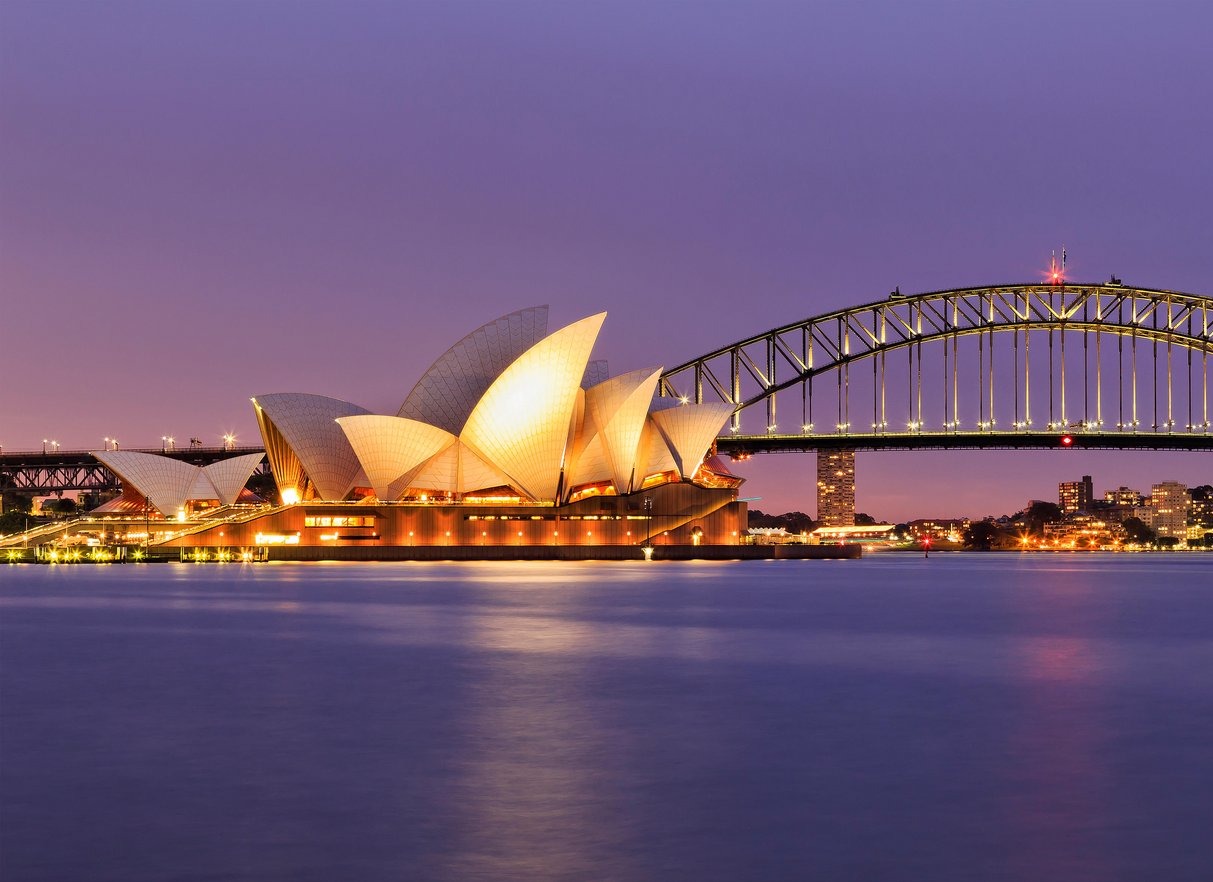 SYDNEY, AUSTRALIE, 10 JUILLET 2015 - L'Opéra de Sydney et le pont du port de Sydney au coucher du soleil. Monument emblématique et mondialement célèbre.