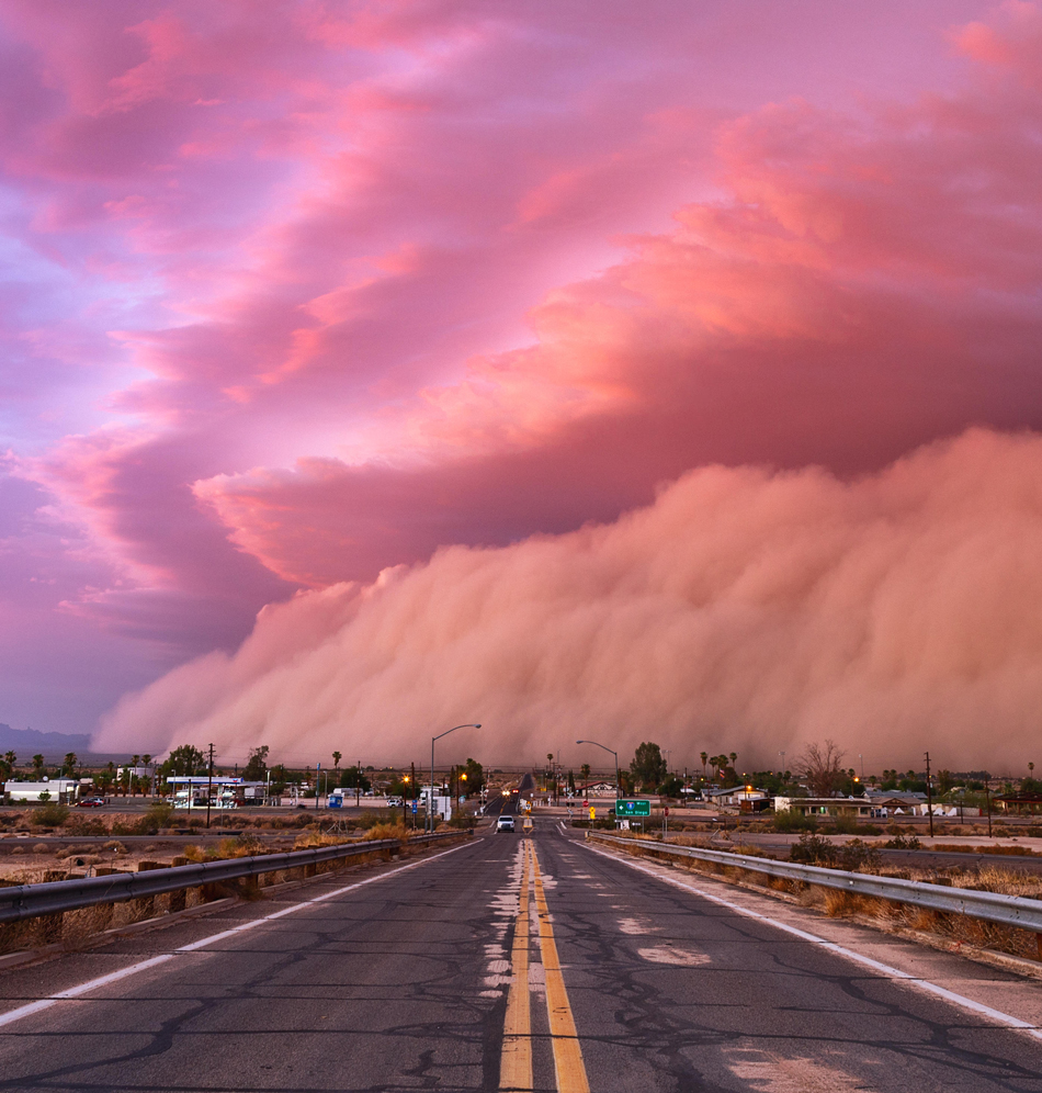 Tempête de poussière et nuage de plateau de Haboob au coucher du soleil à l'approche de Yuma, Arizona, États-Unis