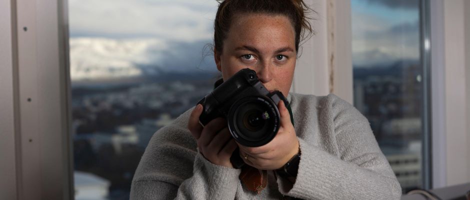 Fotografo che studia fotografia creativa - ID immagine: 2T3XWKN (RF)
