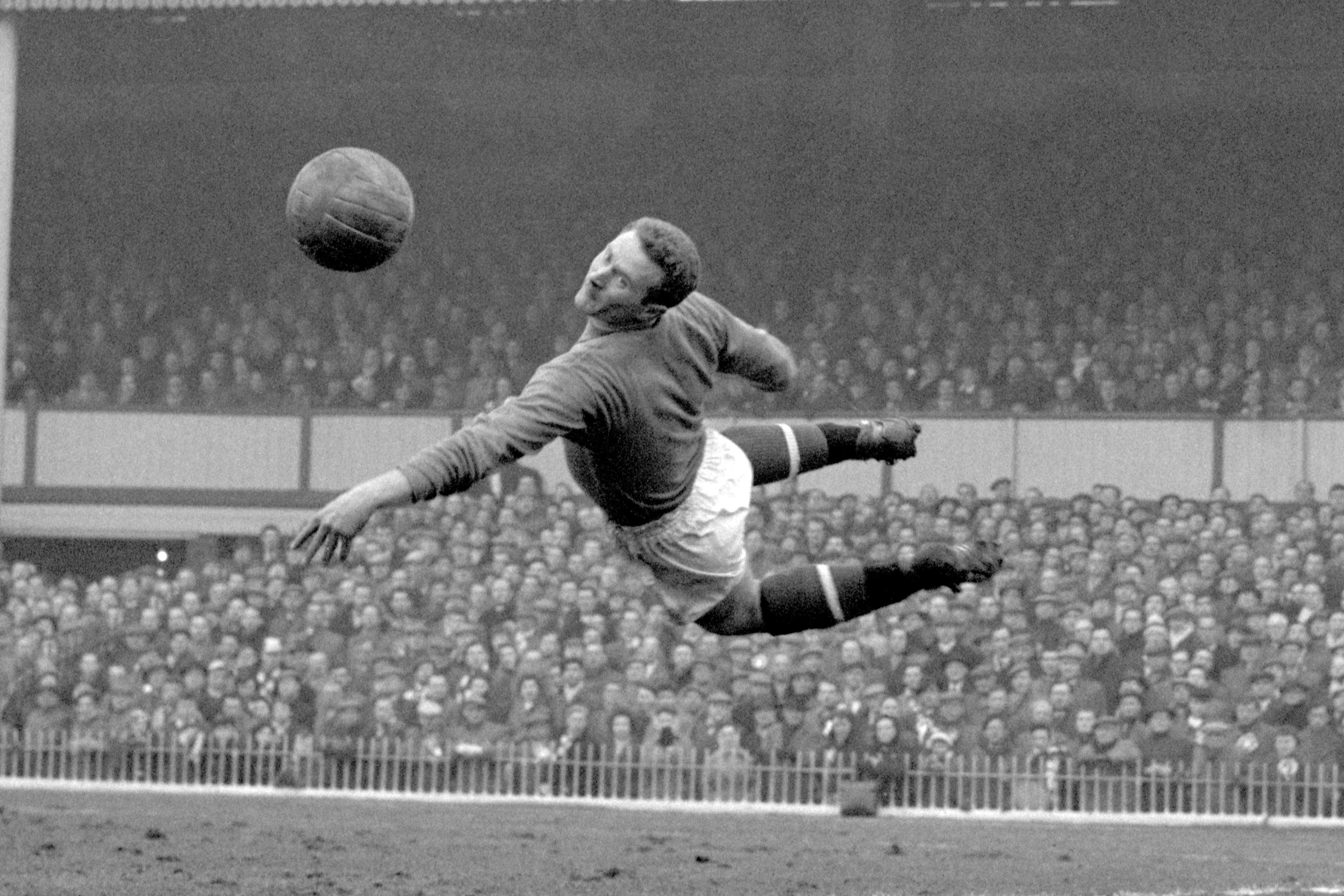 Il portiere del Manchester United, Harry Gregg, respinge in sicurezza un tiro al di fuori del palo, durante la semifinale di FA Cup allo stadio Villa Park.