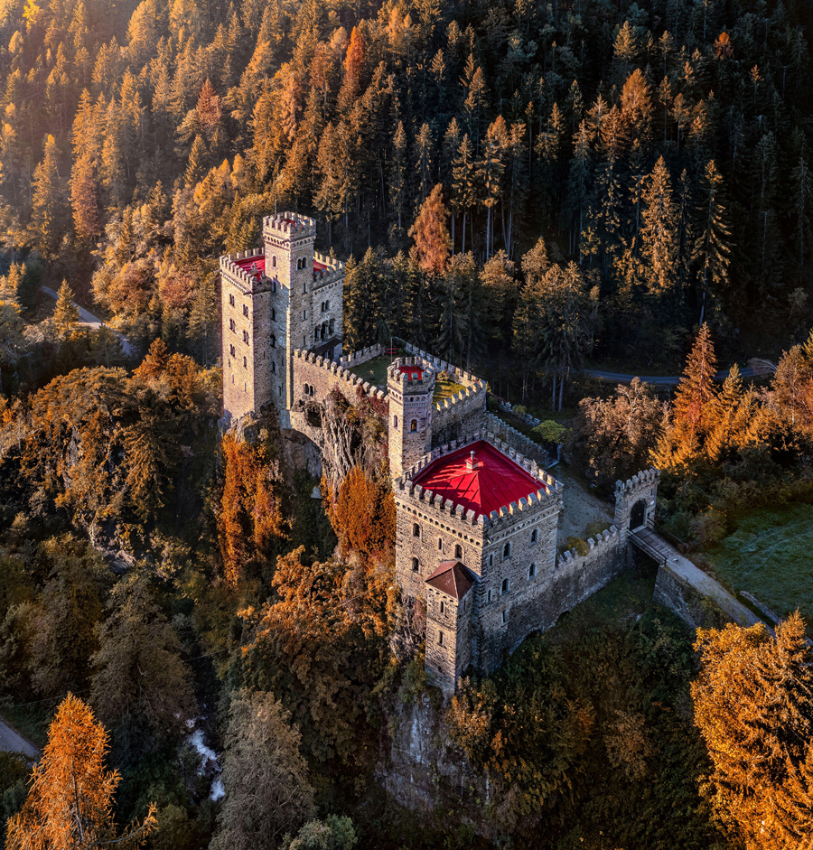 Vista aerea del Castello Gerstein all'alba in Alto Adige in autunno