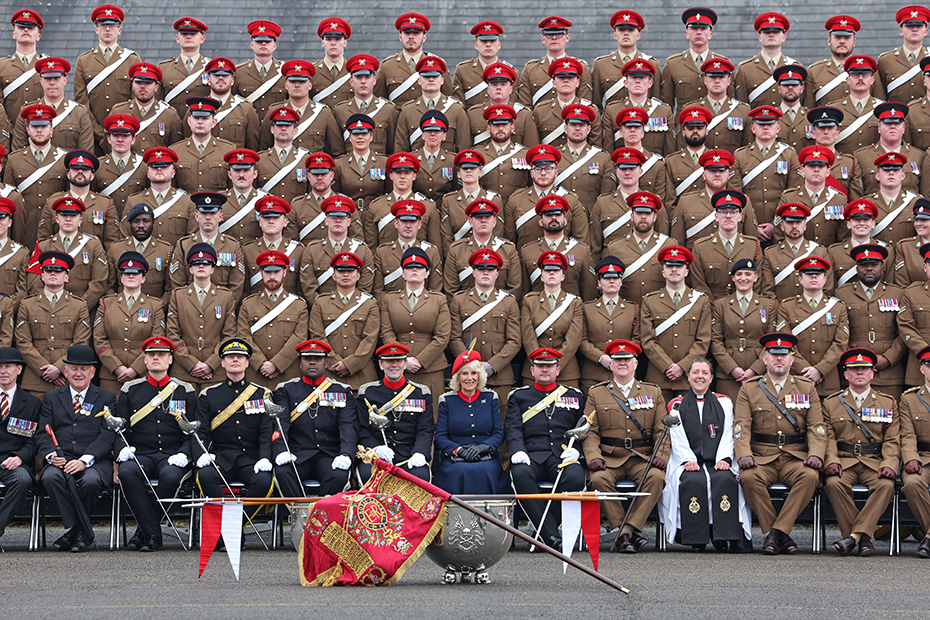 La regina Camilla durante la sua visita al reggimento dei Royal Lancers presso la Munster Barracks, Catterick Garrison, Regno Unito.