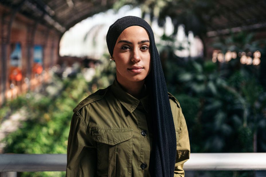 Business muslim woman on a train station