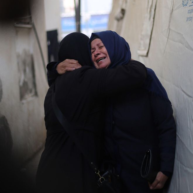 Les gens pleurent les victimes après une frappe aérienne israélienne dans la ville de Rafah, dans le sud de la bande de Gaza, le 10 février 2024.