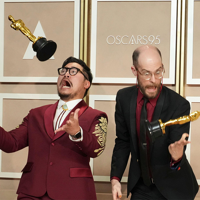 2PBPK1E - Daniel Kwan, a sinistra, e Daniel Scheinert lanciano in aria il premio per il miglior film per "Everything Everywhere All at Once" davanti ai fotografi nella sala stampa degli Oscar.