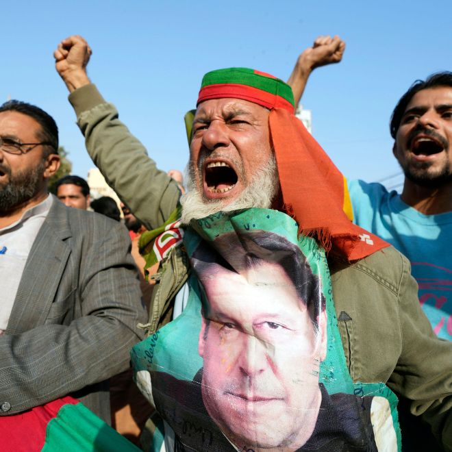  Anhänger der inhaftierten ehemaligen pakistanischen Premierministerpartei von Imran Khan rufen Parolen während einer Protestaktion gegen die verzögerten Ergebnisse der Parlamentswahl durch die Pakistanische Wahlkommission in Karachi, Pakistan.