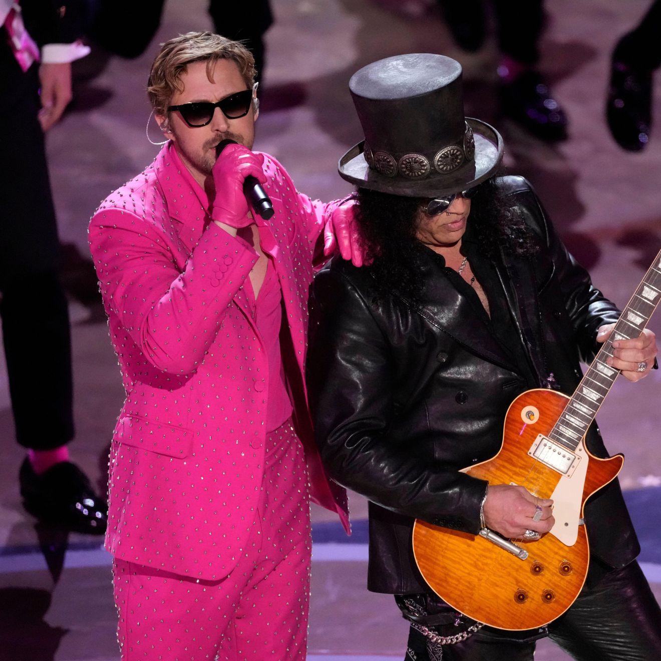 Ryan Gosling, links, führt den Song "I'm Just Ken" aus dem Film "Barbie" mit Slash, rechts, an der Gitarre während der Oscars am Sonntag, 10. März 2024, auf.