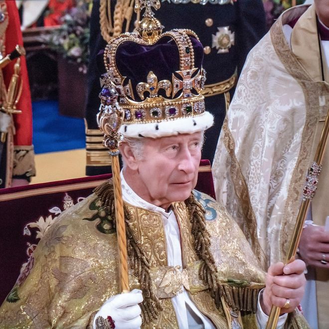  Krönung von König Charles III. am 6. Mai 2023, trägt die Krone von St. Edward, hält das Zepter des Souveräns mit Kreuz und das Zepter mit der Taube.
