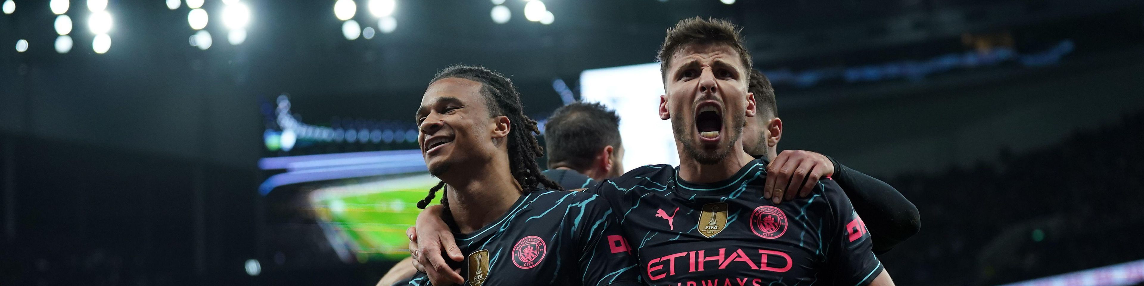 Nathan Ake del Manchester City celebra segnando il primo gol della partita insieme ai suoi compagni di squadra durante la Emirates FA Cup.