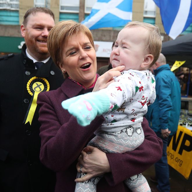 La chef du SNP Nicola Sturgeon tient un bébé à Dalkeith, lors de la campagne électorale générale en Écosse.