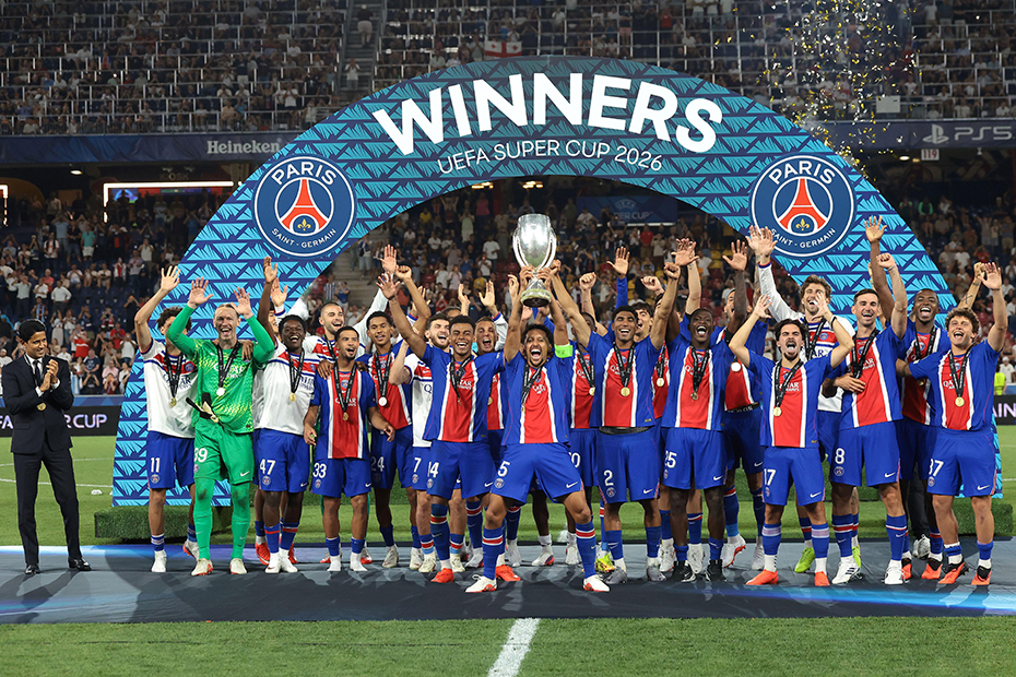 Nasser Al-Khelaifi President of PSG and PSG players celebrate with the trophy follwing the 2-1 victory in the match