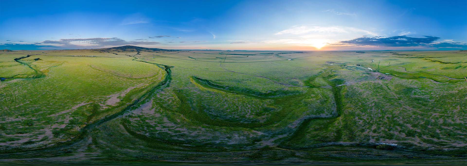 Luftaufnahme eines 360-Grad-Equirectangular-Fotos der Naturlandschaft bei Sonnenaufgang in Des Moines, New Mexico.