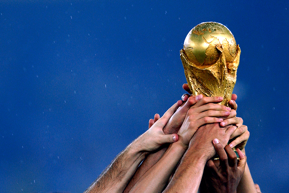 Brazil players hold the World Cup trophy in 2002.
