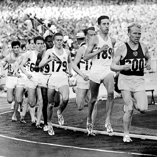 GBBF6Y - USSR's Vladimir Kuts (r) leads from Great Britain's Gordon Pirie (second r) and Australia's Albert Thomas (179)