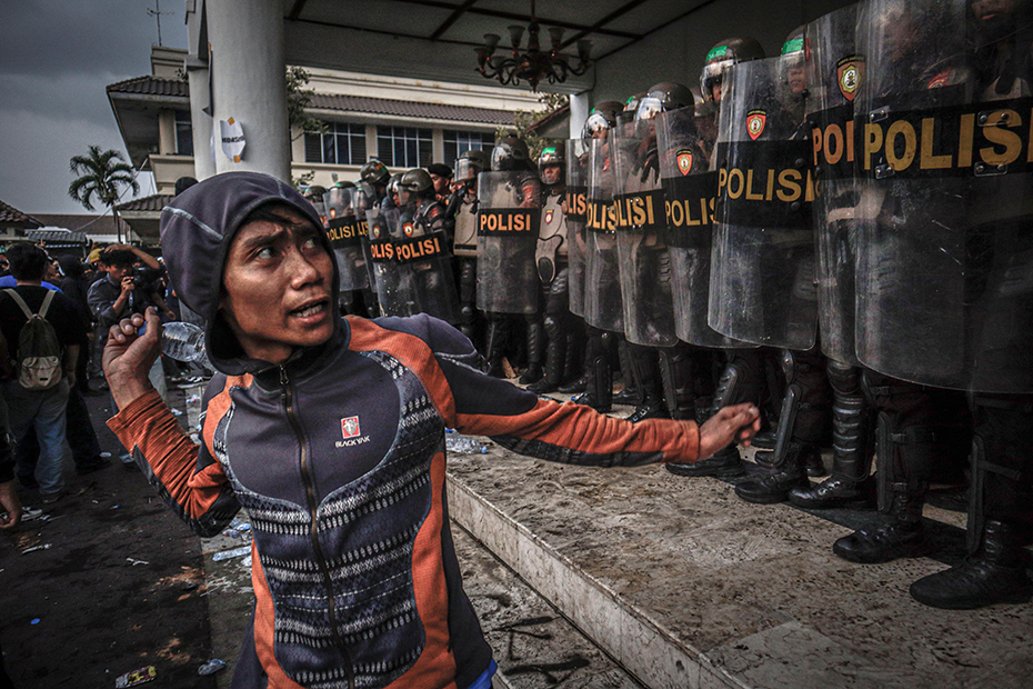 A crowd comprising members of a community and student alliance staged a protest in front of the Special Region of Yogyakarta Regional People's Representative Council (DPRD) building.