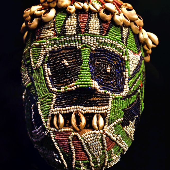 Skull figure atwonzen , Bamileke population. Cameroon, Western Province, Chiefdom of Fonchatula. 19th century. Wood, vegetable fibers, glass beads, cowrie shells Africa, African. - Image ID: 2A271W5 (RM)