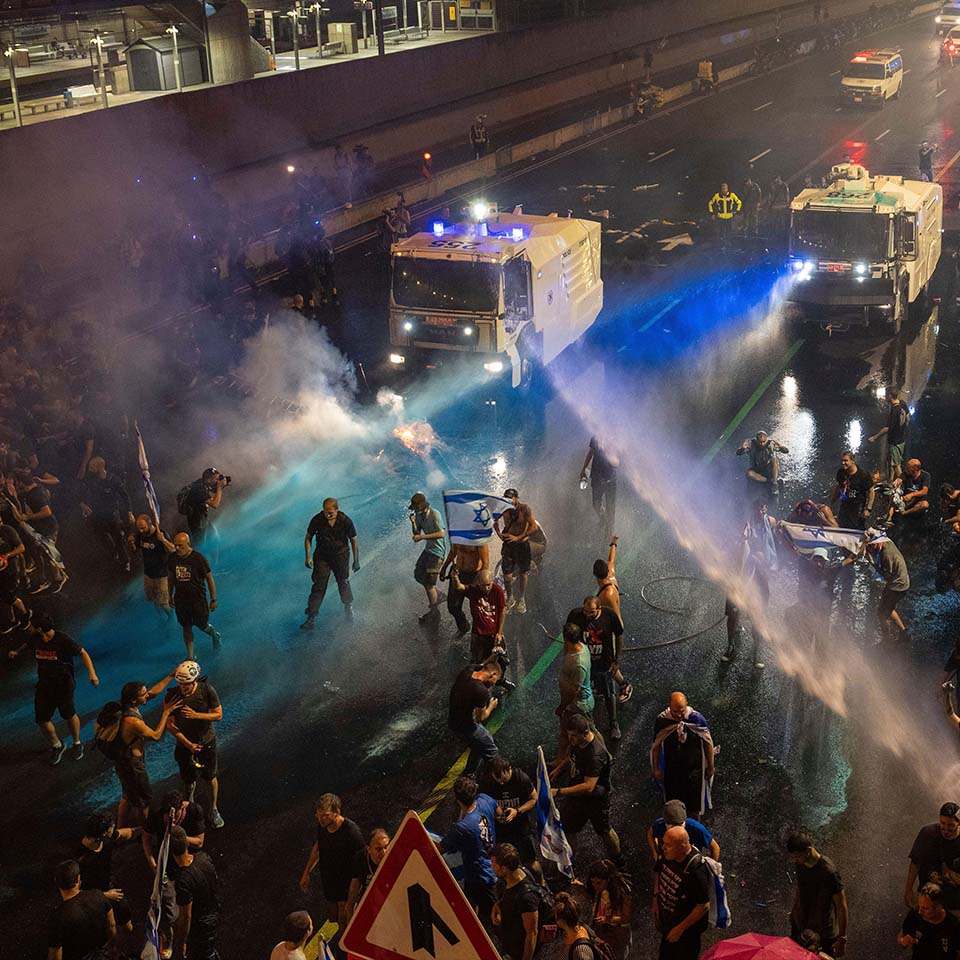 2RE2GRK – Bereitschaftspolizei versucht, Demonstrierende während einer Demonstration gegen die Pläne der Netanyahu-Regierung zur Überarbeitung des Justizsystems mit einem Wasserwerfer in Tel Aviv zu vertreiben, Montag, 24. Juli 2023. 