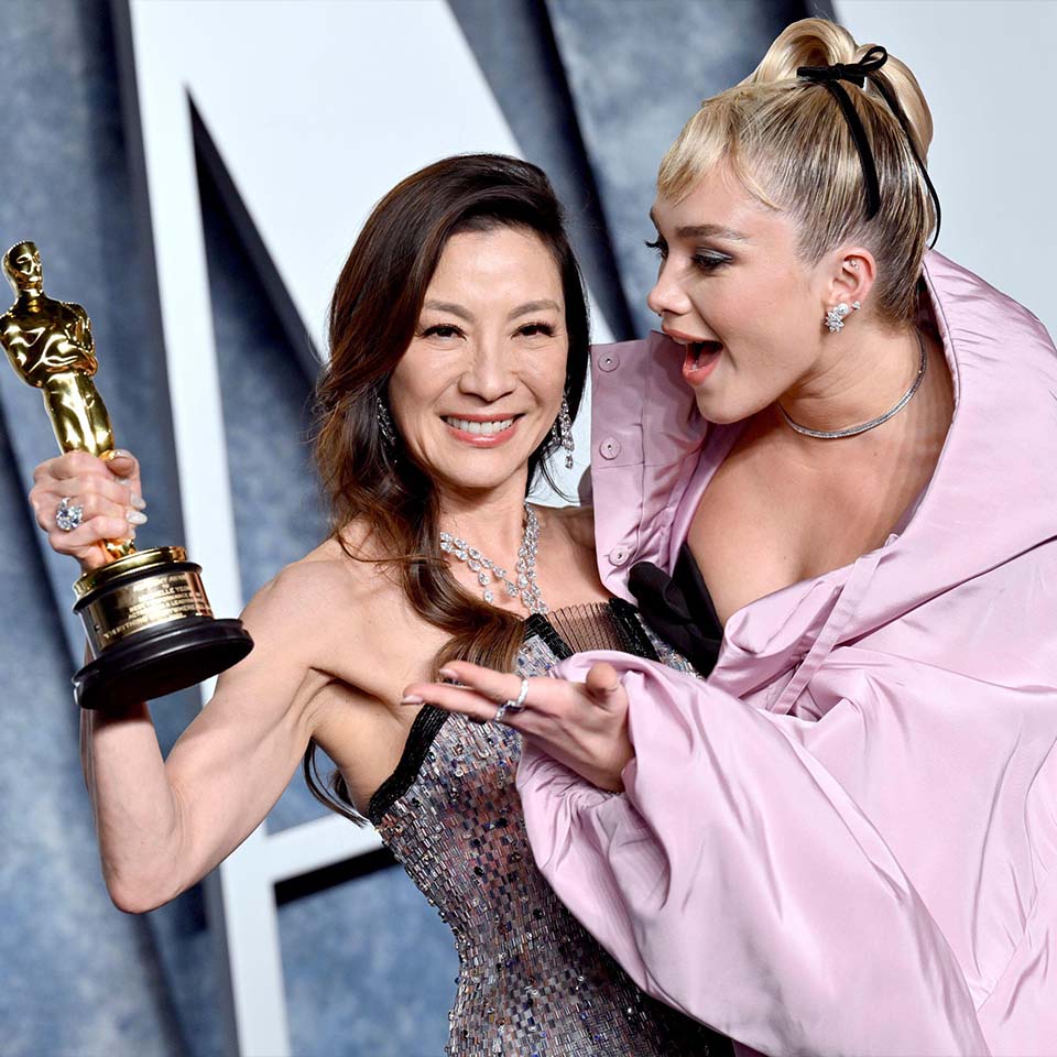 2PBRGNK - Michelle Yeoh, à gauche, lauréate de l’Oscar de la meilleure actrice, et Florence Pugh arrivent à la fête Vanity Fair Oscar le 12 mars 2023, au Wallis Annenberg Center for the Performing Arts à Beverly Hills, Californie.