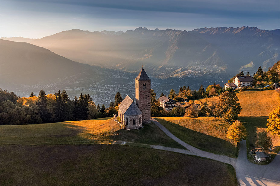 Vue aérienne de l'église de montagne de Sainte-Catherine près de Hafling.