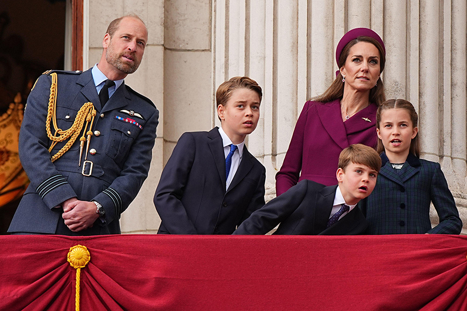 Il Principe di Galles, il Principe George, il Principe Louis, la Principessa di Galles e la Principessa Charlotte sul balcone di Buckingham Palace, a Londra.