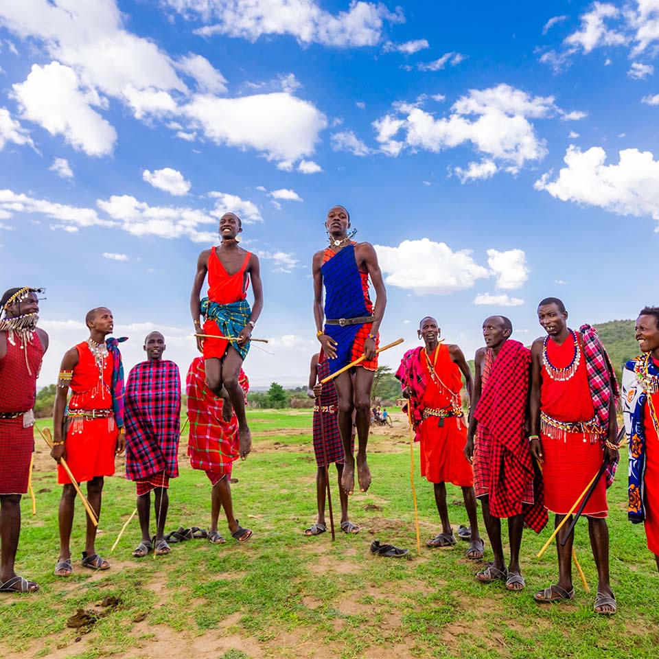 2J696HF – Tanzendes Maasai-Volk, Maasai Mara, Kenia, Ostafrika, Afrika