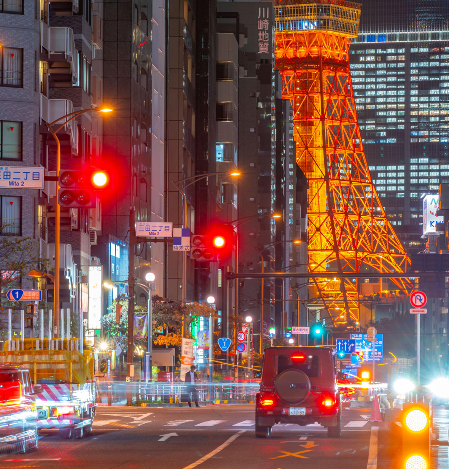 Blick auf den Tokyo Tower, die Straßenbeleuchtung und die Wegbeleuchtung bei Nacht, Minato, Tokio, Honshū, Japan