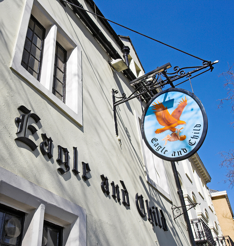 Le pub Eagle and Child, Oxford, Angleterre. Dans les années 1950 et 1960, C.S. Lewis et J.R.R. Tolkien s'y retrouvaient, ainsi que leur cercle d'amis littéraires, connu sous le nom de « The Inklings ».