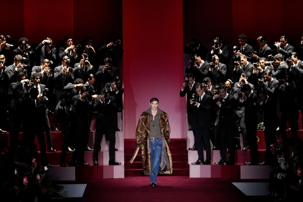 Hollywood, United States. 10th Mar, 2024. Emma Stone of "Barbie" celebrates backstage with her Oscar for Best Actress at the 96th annual Academy Awards in Los Angeles, California, on Sunday, March 10, 2024