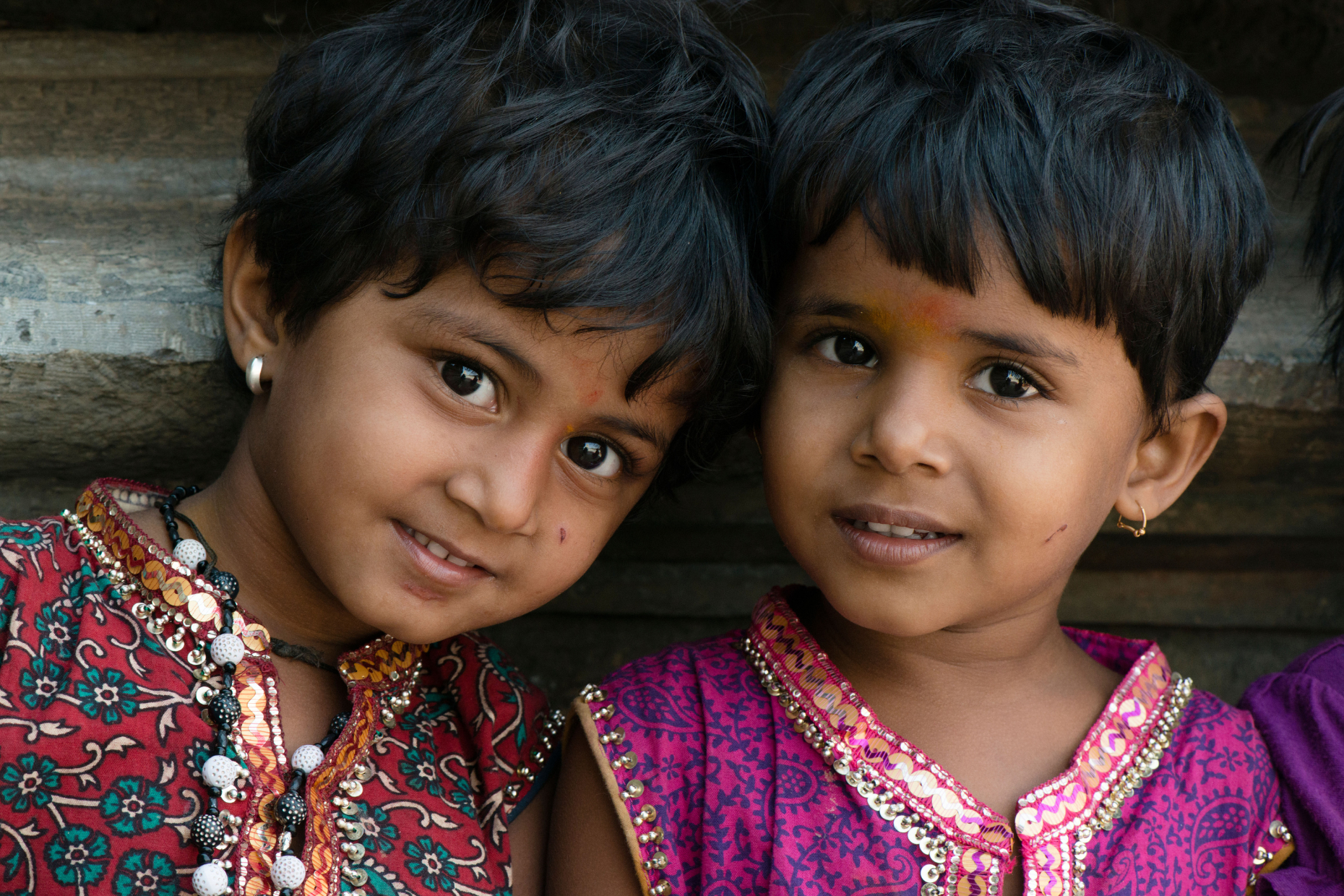  Due bambini indiani sorridono per la fotocamera.